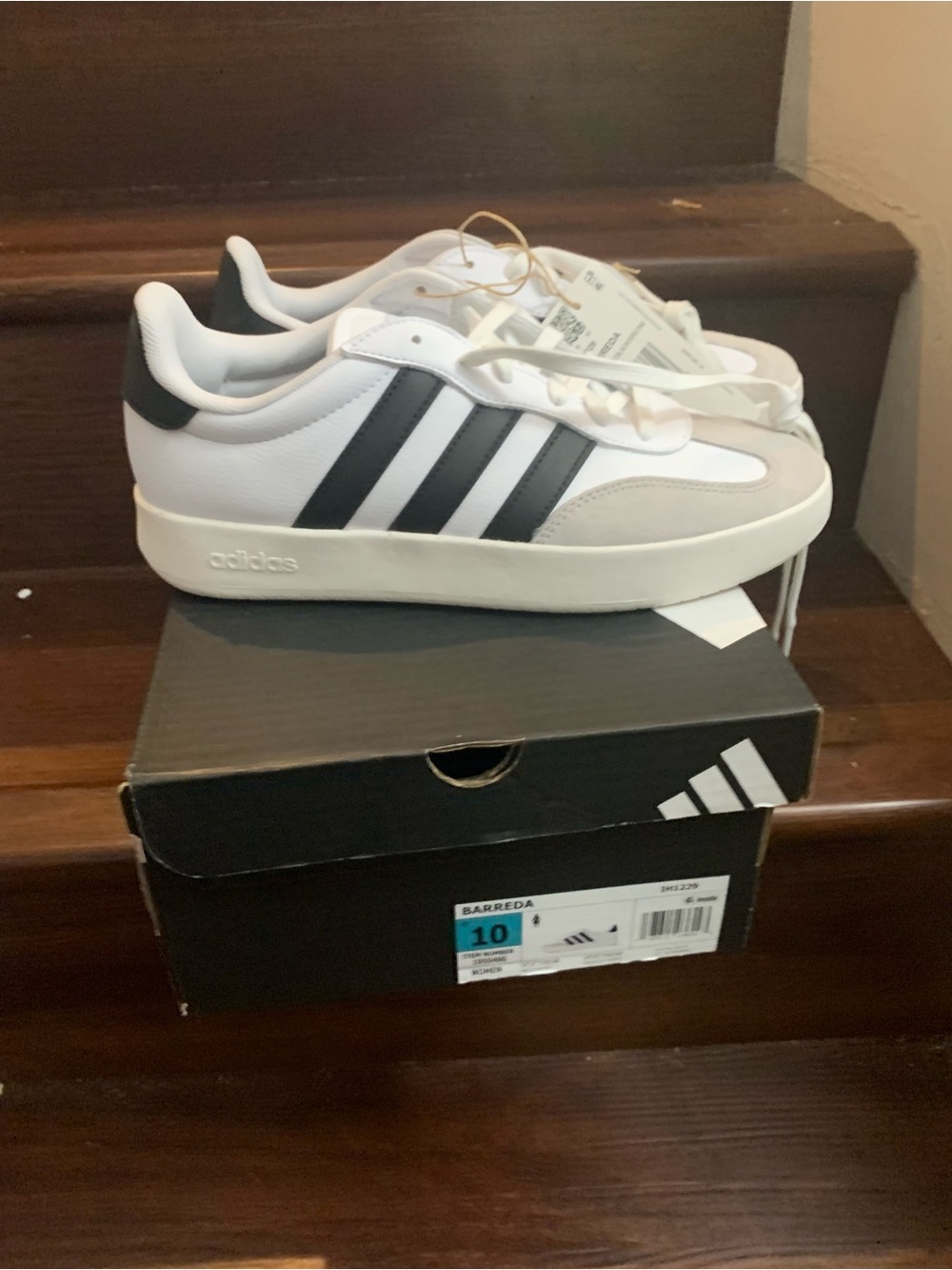 New woman’s Adidas White Black Retro Runner Sneakers with Suede Accents. Size 10 - Picture 6 of 10